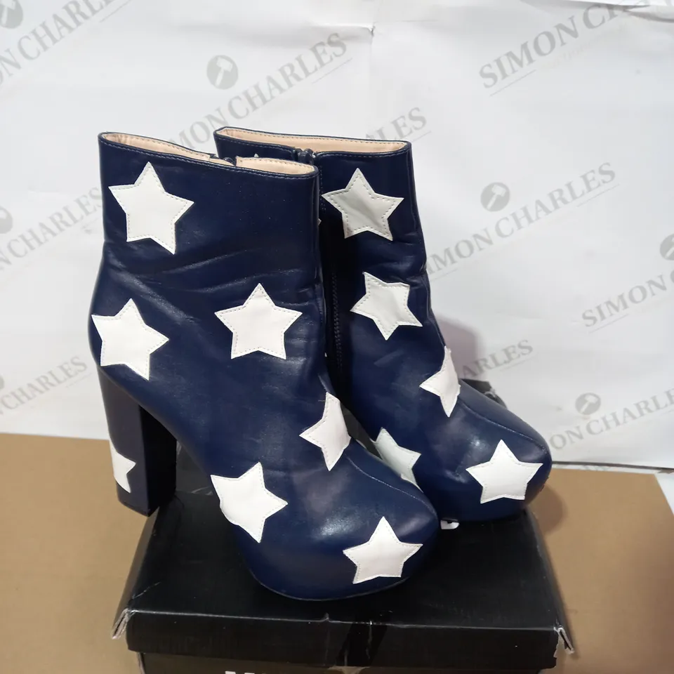 BOXED PAIR OF DAISY STREE STAR DETAIL HEELED BOOTS  SIZE 8