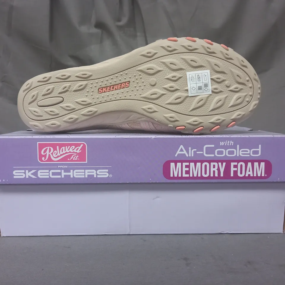 BOXED PAIR OF SKECHERS TRAINERS IN CREAM SIZE 7