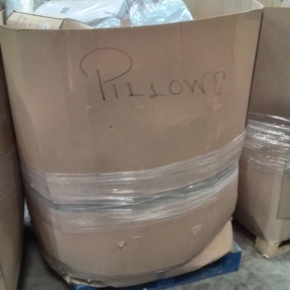 PALLET CONTAINING A LARGE QUANTITY OF PILLOWS 