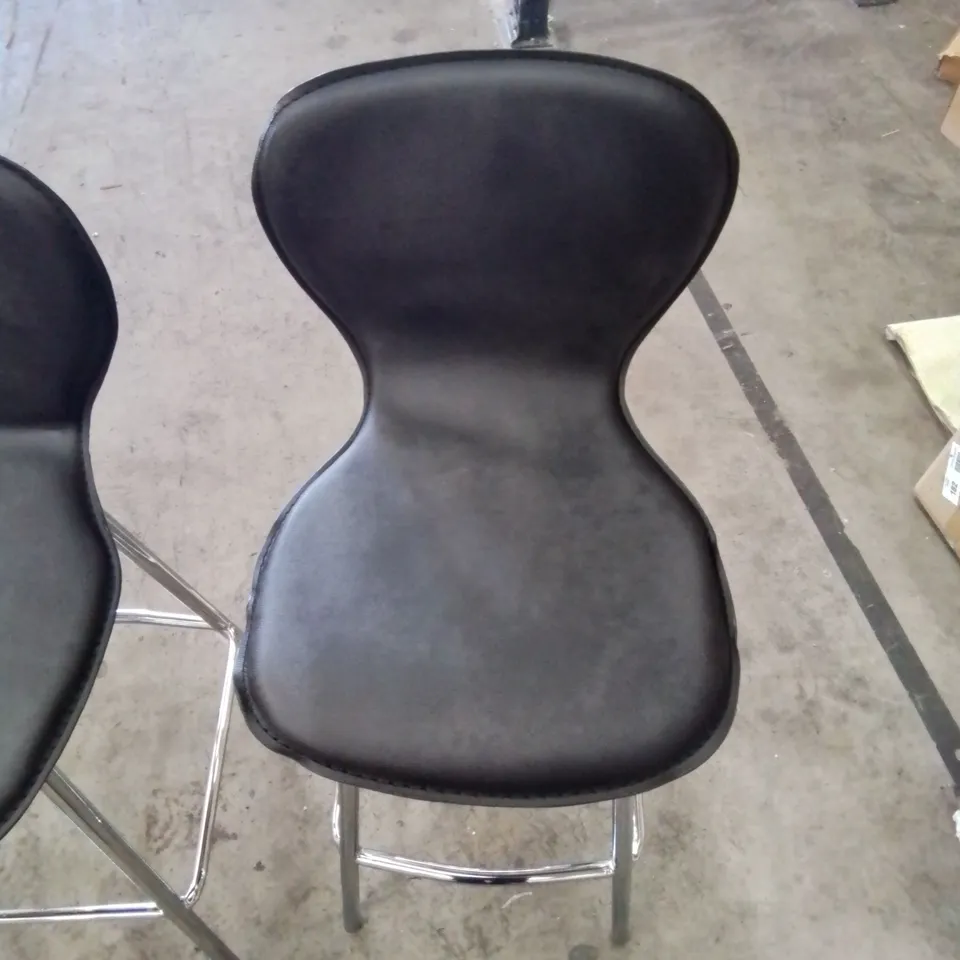 A BOX OF 4 DESIGNER QUALITY LEATHER UPHOLSTERED CHROME LEGS BAR STOOLS 