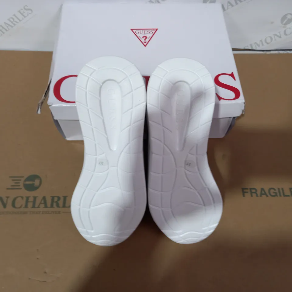 BOXED PAIR OF GUESS BLACK/WHITE TRAINERS SIZE 4