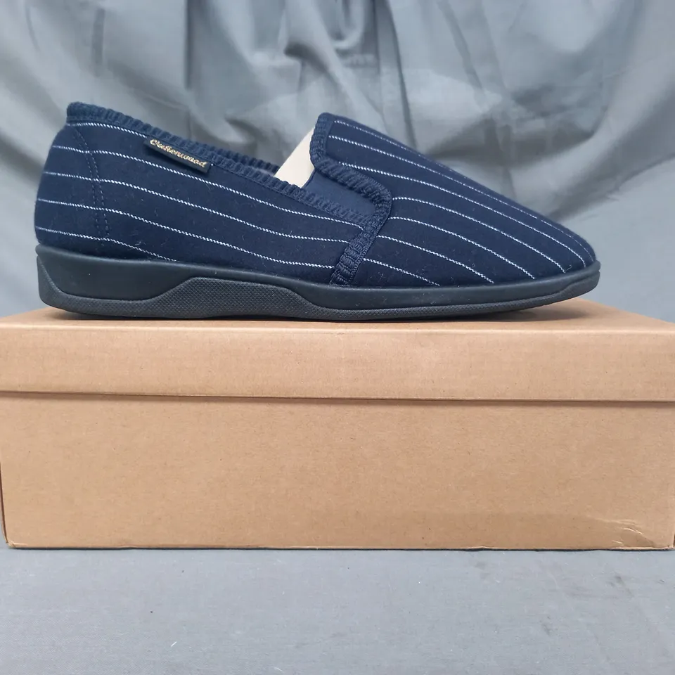 BOXED PAIR OF OAKENWOOD SLIPPERS IN NAVY UK SIZE 8