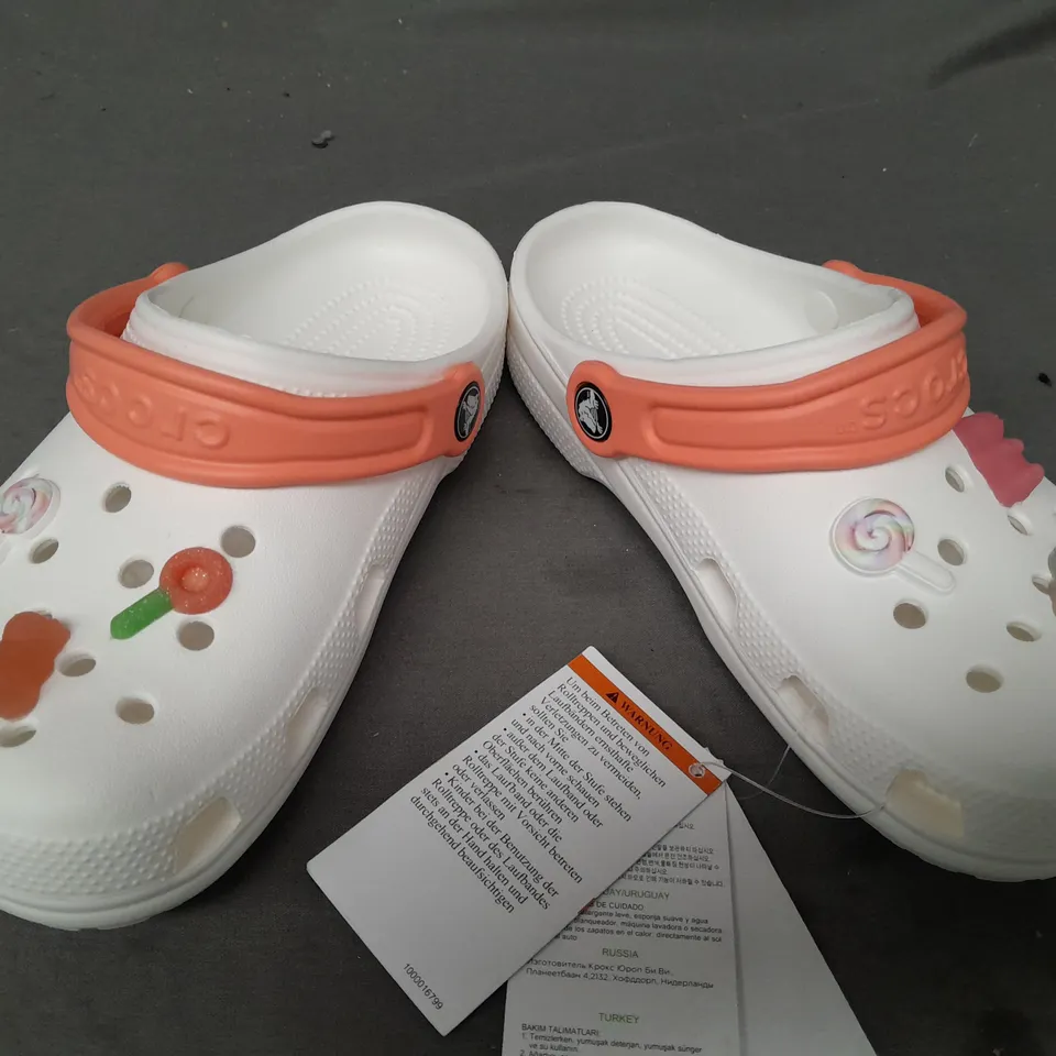 PAIR OF CROCS CLASSIC SWEETS KIDS CLOGS IN WHITE/ORANGE UK SIZE J3