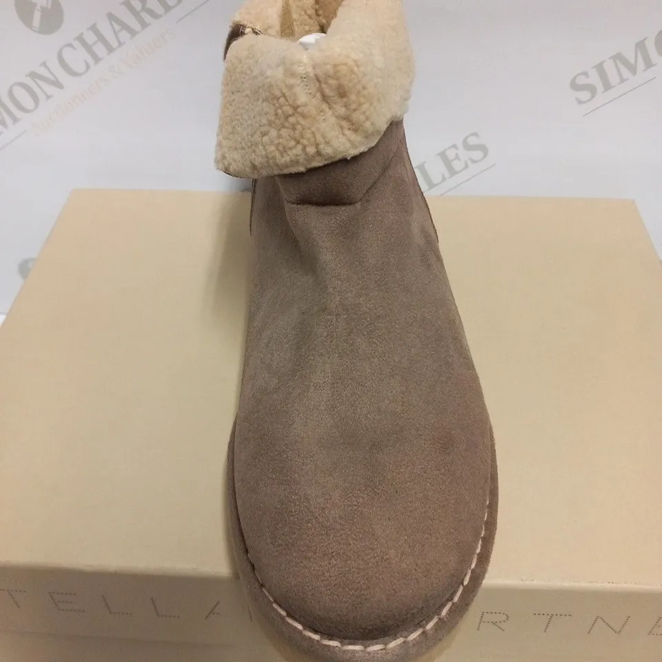 BOXED PAIR OF STELLA MCCARTNEY KICKAPOO LOW BOOT PEBBLE SIZE 37