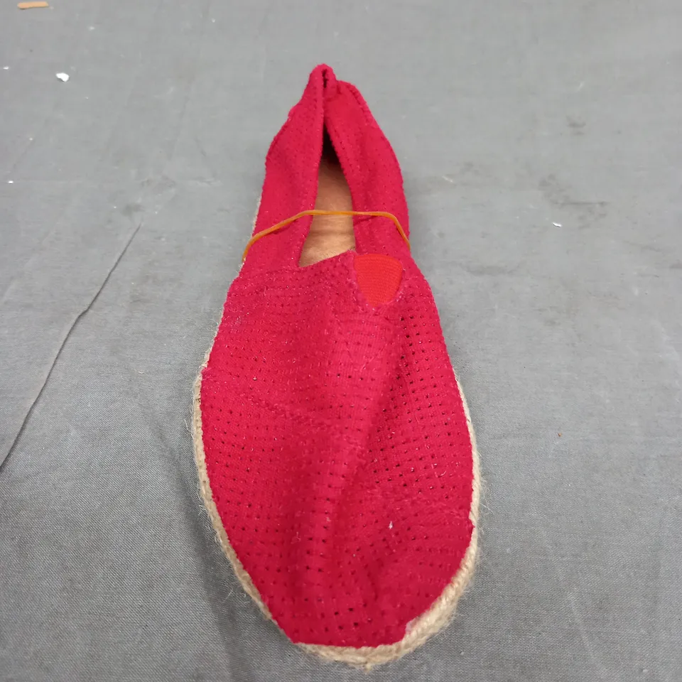 BOX OF APPROXIMATELY 12 DESIGNER FLAT SLIP ON SHOES IN RED IN VARIOUS SIZES 