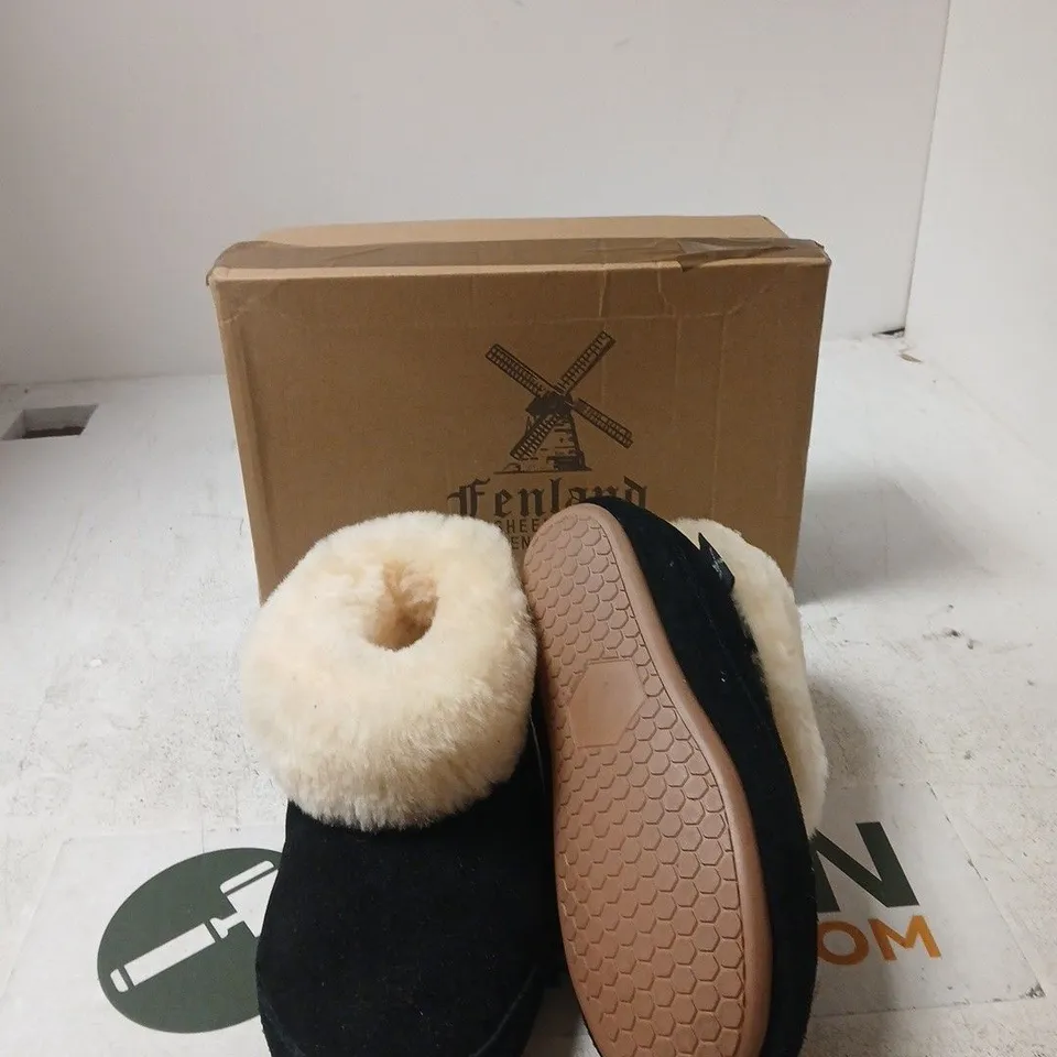 FENLAND SHEEPSKIN LADIES' SLIPPERS (UK 3/4) – BLACK WITH CREAM FUR