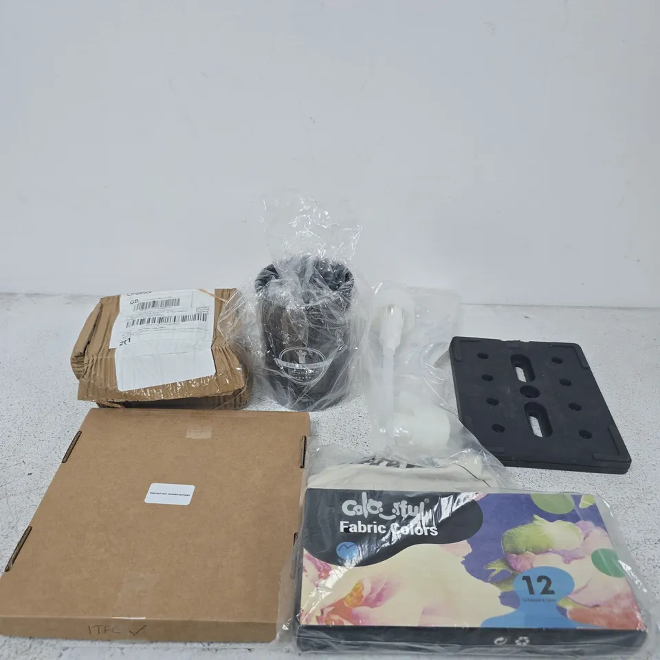 APPROXIMATELY 25 ASSORTED ITEMS INCLUDING IPSWICH TOWN FOOTBALL CLUB TRIVET, COLOURFUL FABRIC COLOURS AND A KITCHEN & DINING COOKING UTENSIL SET