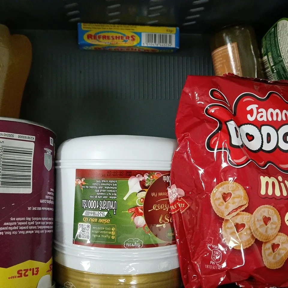 APPROXIMATELY 10 ASSORTED FOOD AND DRINK ITEMS TO INCLUDE TOBELERONE, MATCHA CHOCOLATE FREEZE DRIED STRAWBERRIES, ETC