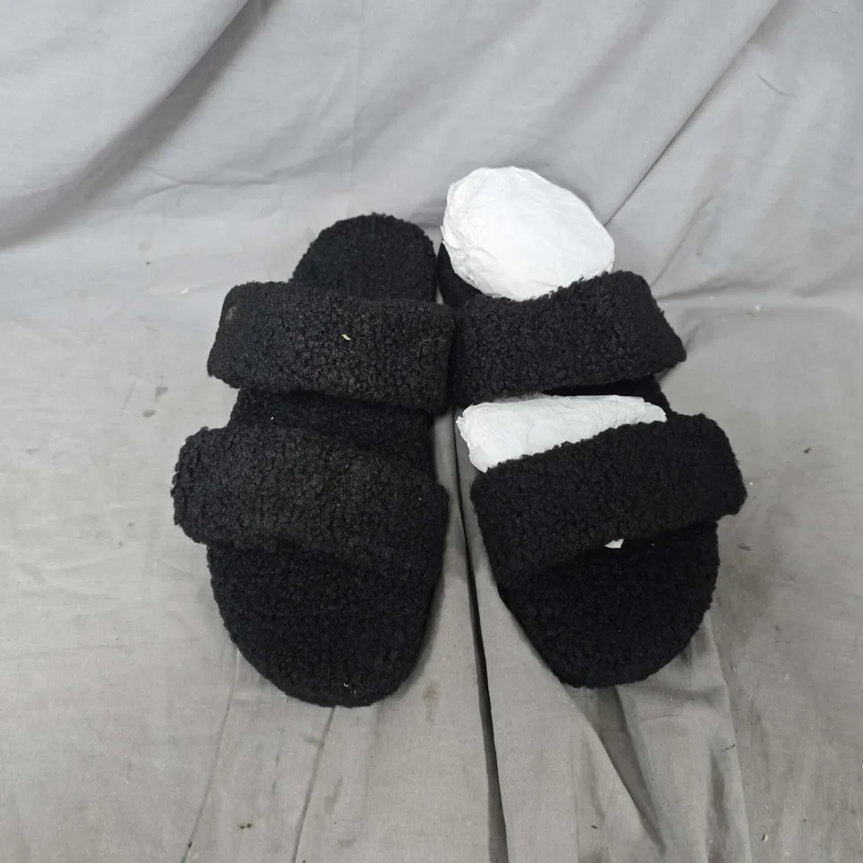 UNBOXED PAIR OF THE OODIE TWO STRAP SHERPA SLIDES IN BLACK - SIZE 42-43