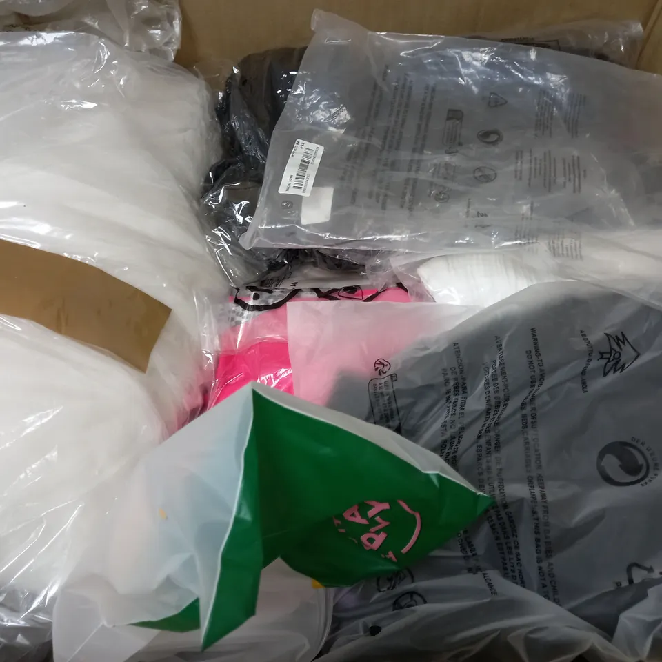 BOX OF APPROXIMATELY 25 ASSORTED CLOTHING ITEMS TO INCUDE - SOCKS , JEANS , TROUSERS ETC 