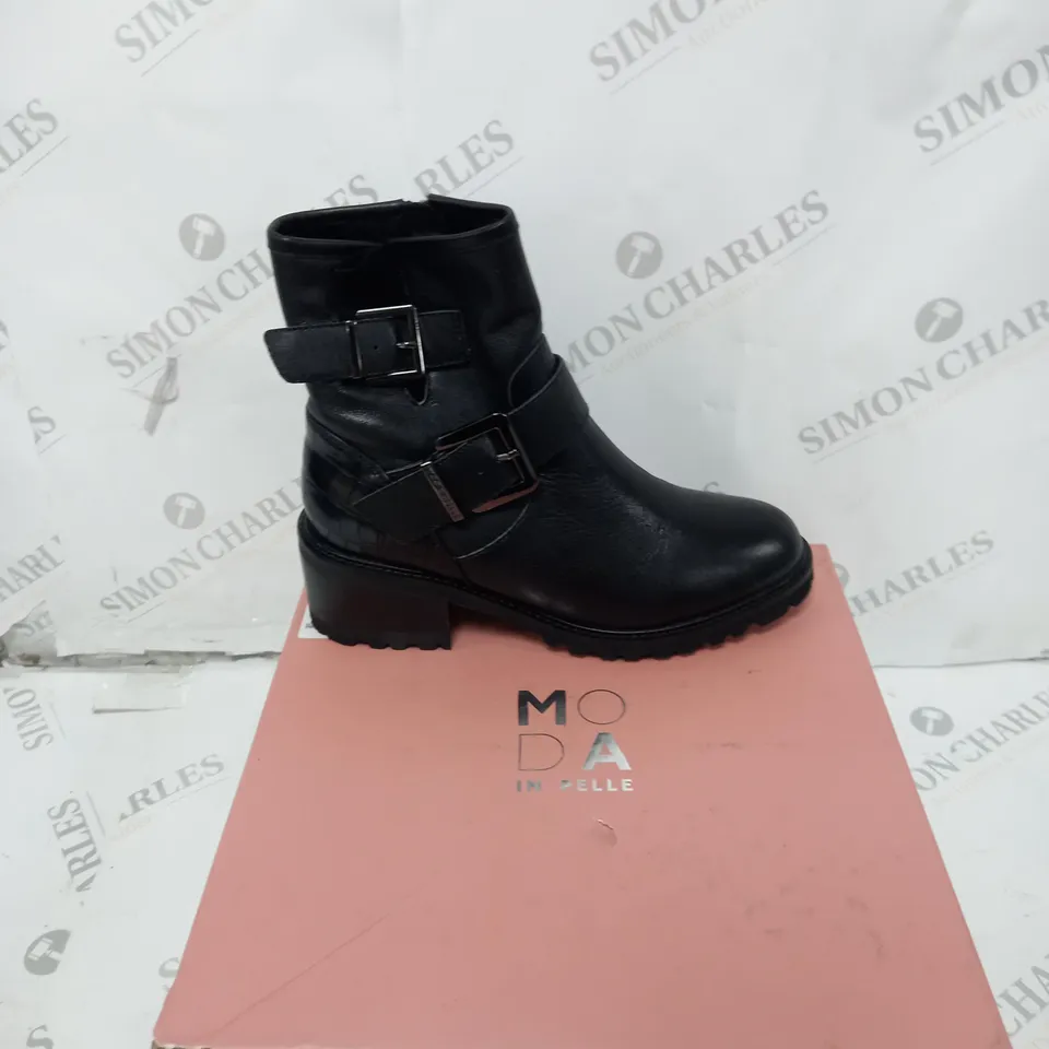 BOXED PAIR OF MODA IN PELLE CORNELLE BLACK LEATHER BOOTS - UK 7