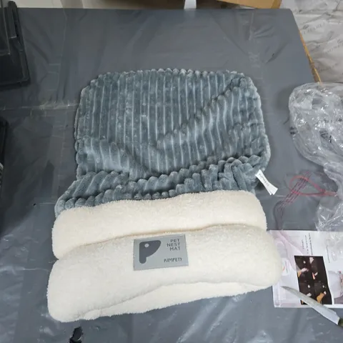 PET NEST MAT (KIMPET) - GREY RIBBED CUSHION WITH WHITE PLUSH OUTER
