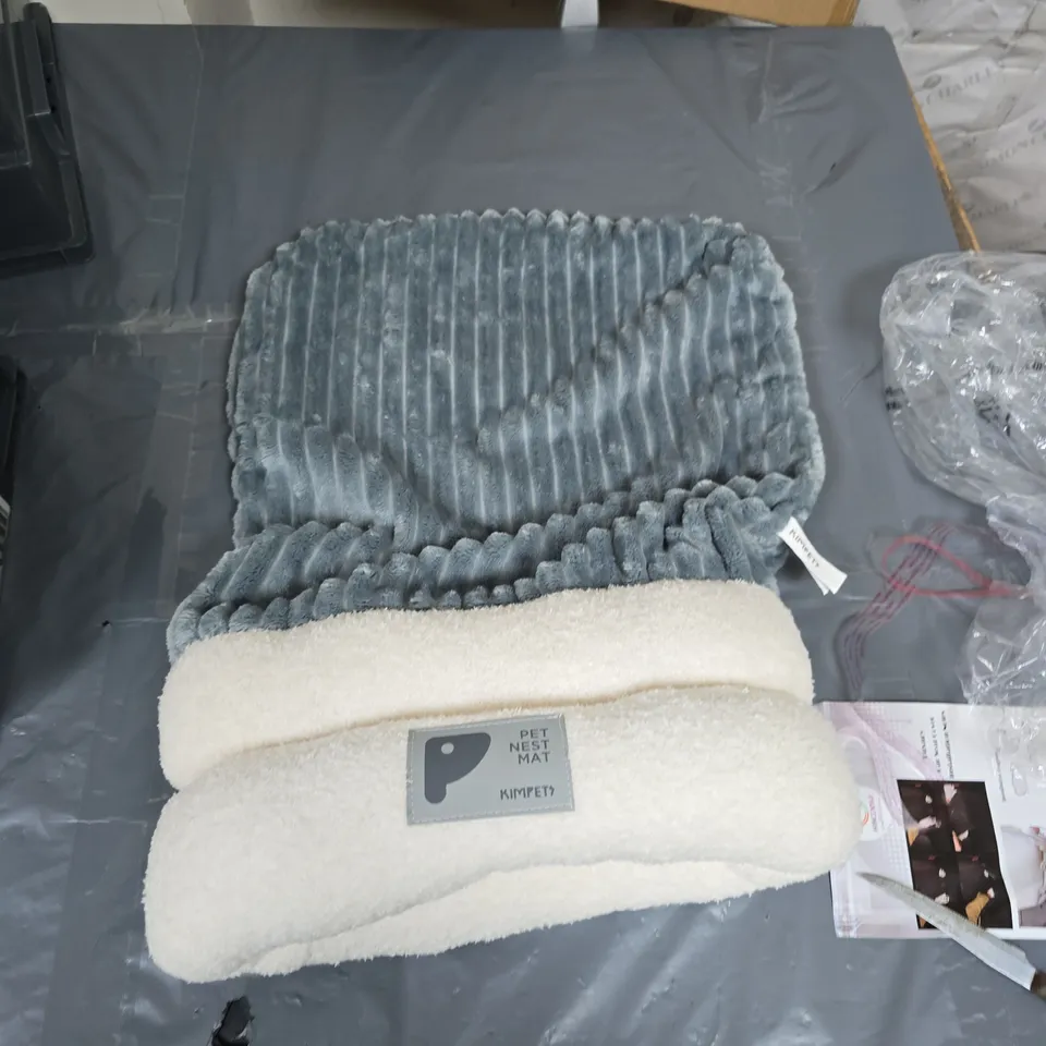 PET NEST MAT (KIMPET) - GREY RIBBED CUSHION WITH WHITE PLUSH OUTER
