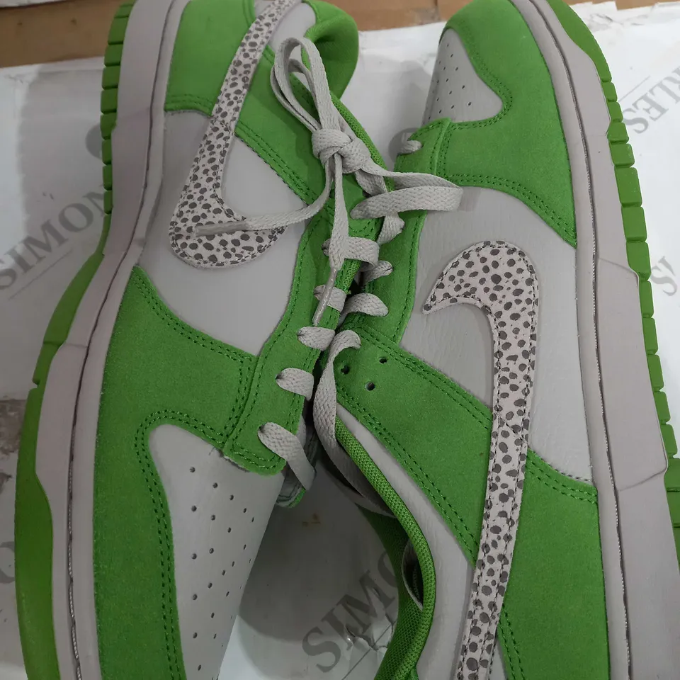 NIKE DUNK LOW SE LOTTERY PACK TRAINERS, GREEN - SIZE 11.5