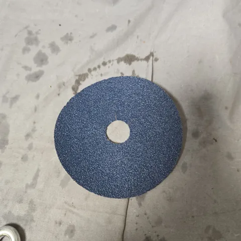 BOX OF ASSORTED ITEMS INCLUDING DELTA EXTRA SUPERGLUE WITH BLUE SANDING DISCS AND CARABINER