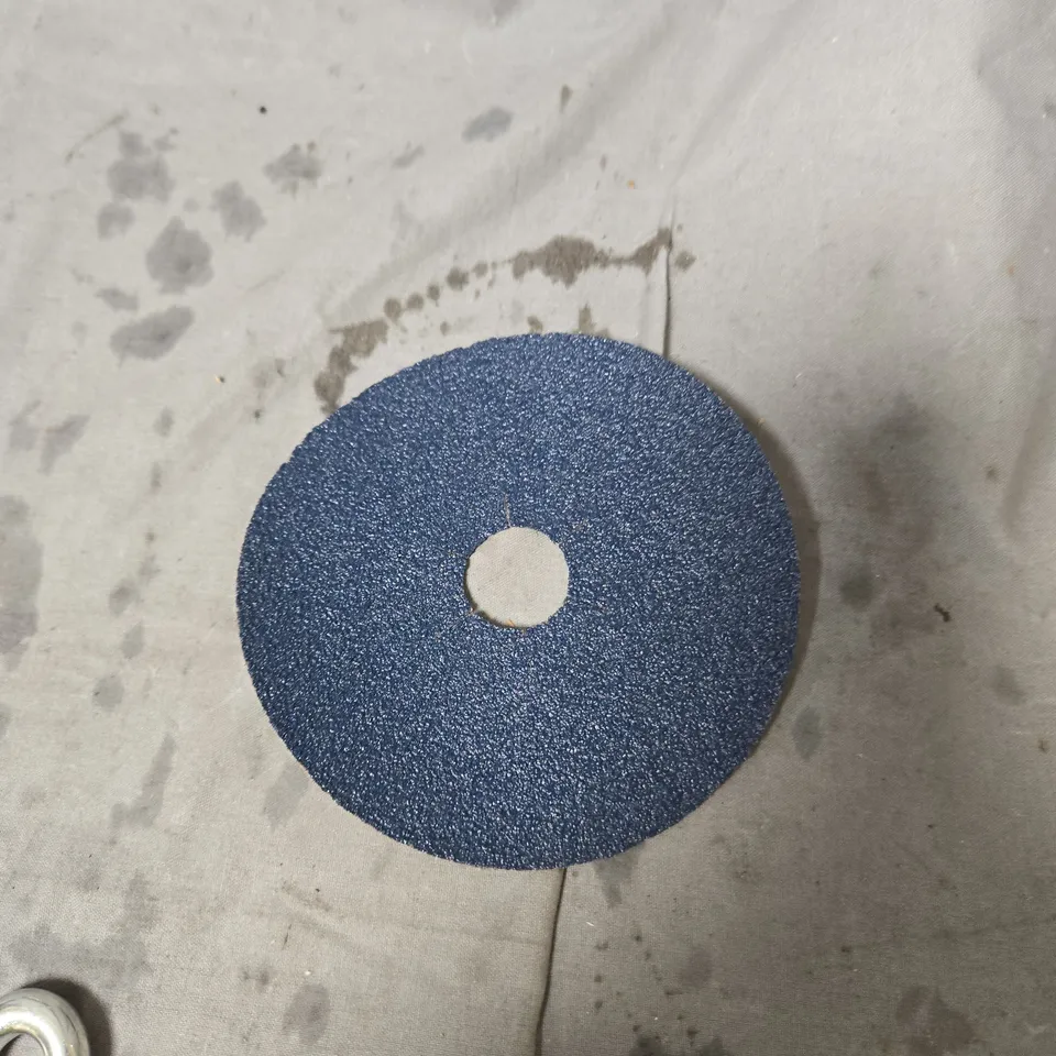 BOX OF ASSORTED ITEMS INCLUDING DELTA EXTRA SUPERGLUE WITH BLUE SANDING DISCS AND CARABINER