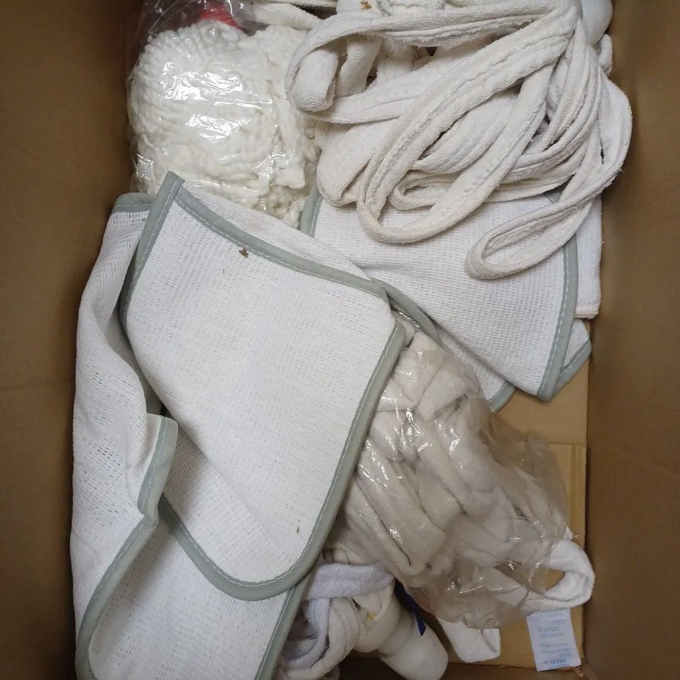 BOX OF APPROXIMATELY 10 CLEANING ACCESSORIES TO INCLUDE MOP HEADS & CLEANING PADS