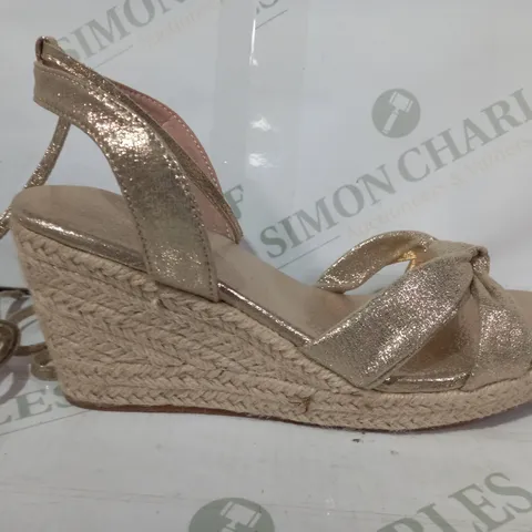 PAIR OF DESIGNER STRAPPY WEDGE SANDALS IN METALLIC GOLD COLOUR W. GLITTER EFFECT EU SIZE 38