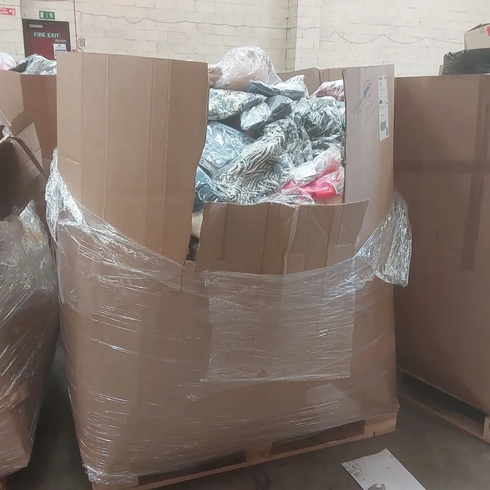 PALLET CONTAINING APPROXIMATELY 700X BRAND NEW ASSORTED DESIGNER CLOTHING ITEMS INCLUDING: SIMPLY BE DRESSES, JD WILLIAMS JEANS, BIKINI TOPS ECT