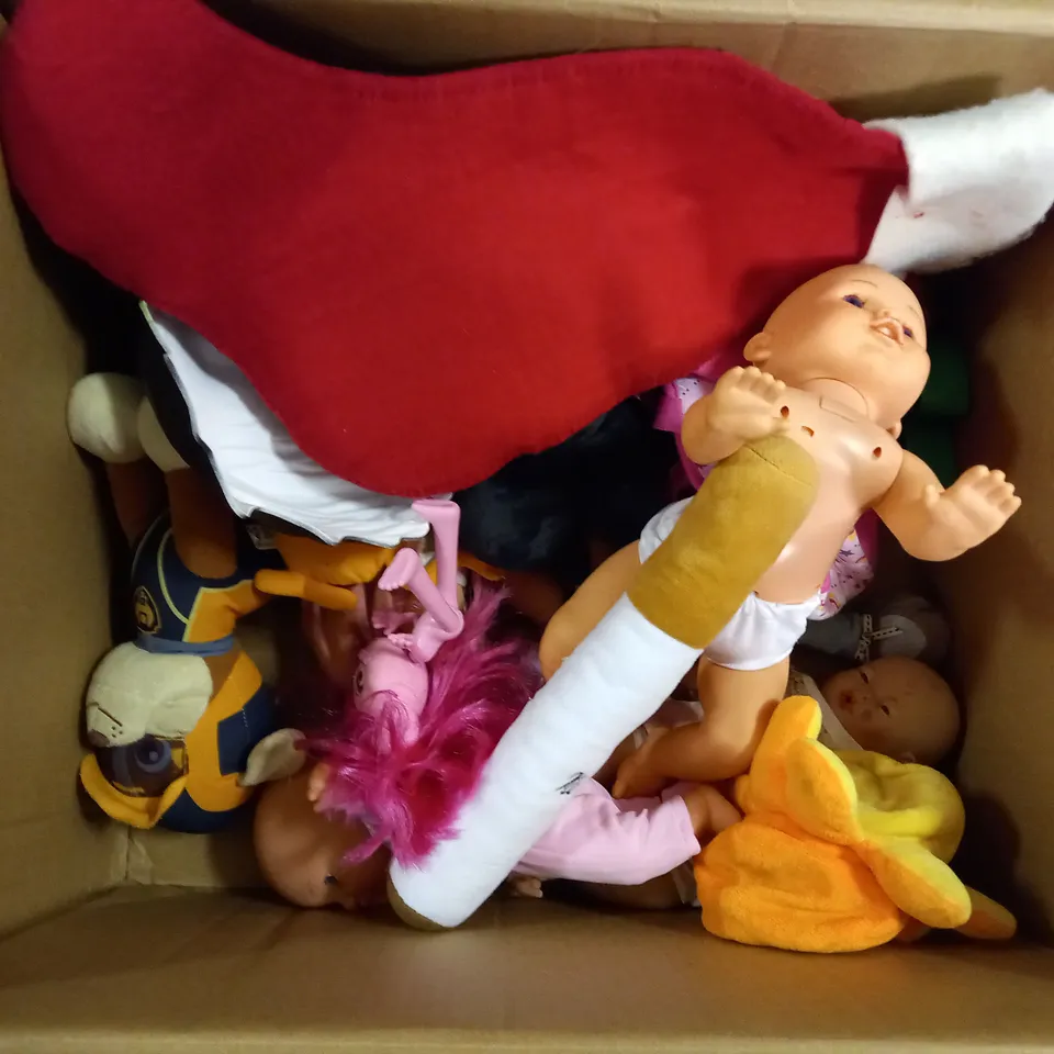 APPROXIMATELY 10 ASSORTED BABY TOYS TO INCLUDE BABY DOLL, WIG, PLUSHIES, ETC