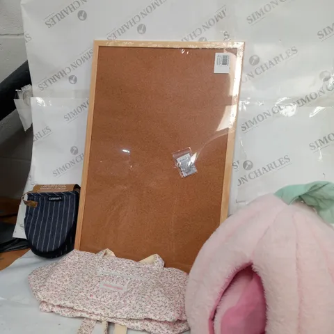 BOX OF APPROXIMATELY 15 ASSORTED ITEMS TO INCLUDE - CHORK BOARD - HOUSE OF FIORA - CUISINART OVEN GLOVES ECT