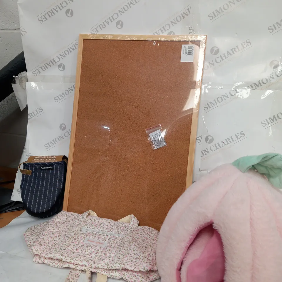 BOX OF APPROXIMATELY 15 ASSORTED ITEMS TO INCLUDE - CHORK BOARD - HOUSE OF FIORA - CUISINART OVEN GLOVES ECT