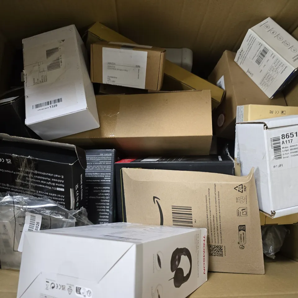 BOX OF APPROXIMATELY 20 ASSORTED BROKEN ITEMS TO INCLUDE - TABLET STAND, PHONE CASE , GAMA CASSETE ADAPTER ETC