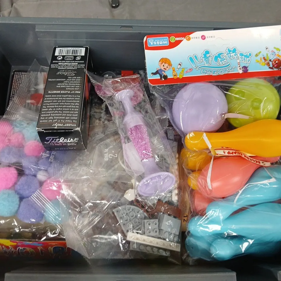 APPROXIMATELY 15 ASSORTED TOYS & GAMES TO INCLUDE TITLEIST PRO V1 GOLFBALLS, NERF DARTS, ASSORTED LEGO, ETC