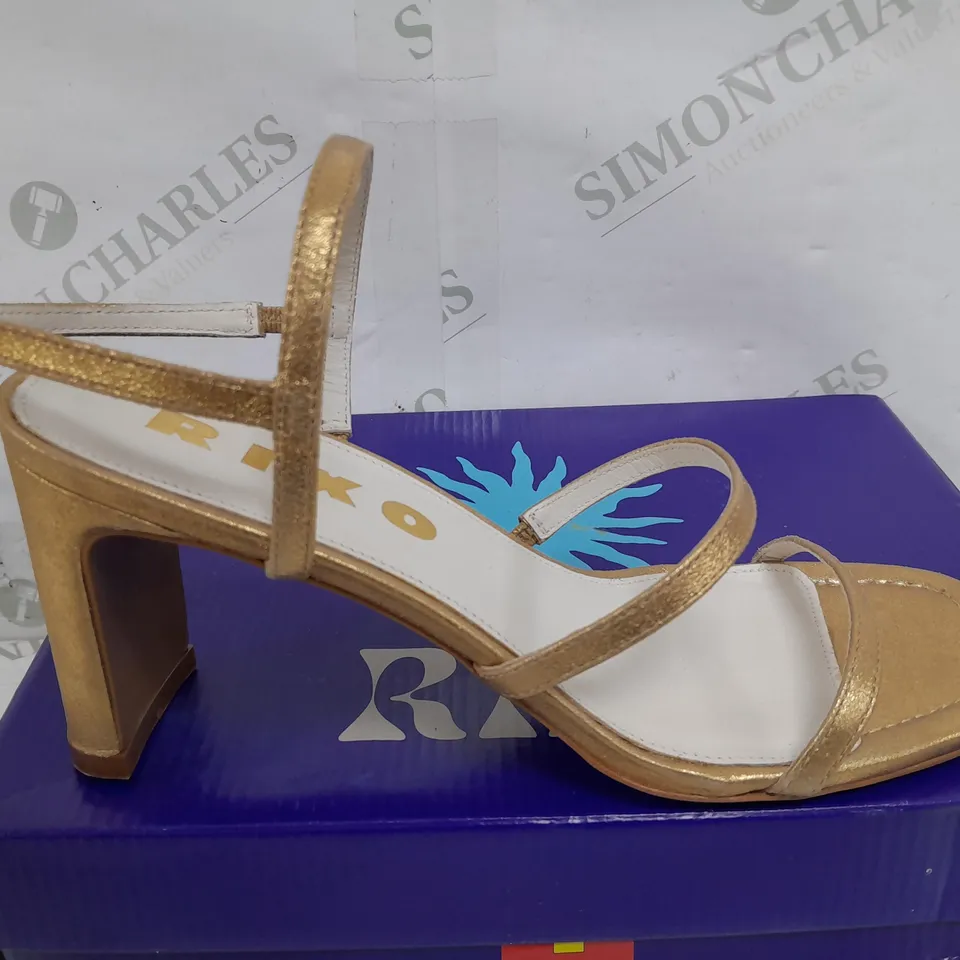 BOXED PAIR OF RIXO CIERVO SANDALS IN GOLD - UK 6