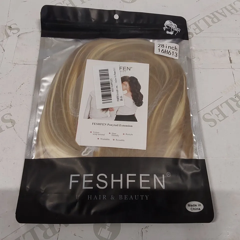 BOX CONTAINING APPROXIMATELY 100 FESHFEN BLONDE/BROWN PONYTAIL EXTENSIONS