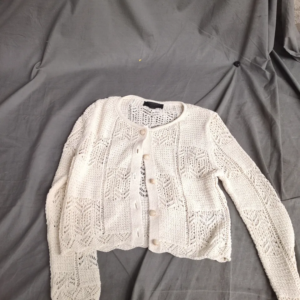 BOX OF APPROXIMATELY 18 ASSORTED CLOTHING ITEMS TO INCLUDE: UNDER ARMOUR PANTS AND ZARA CROP CARDIGAN 