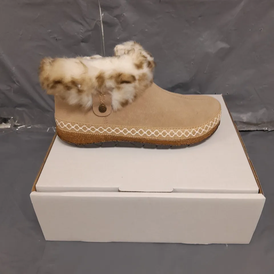 BOXED PAIR OF EARTH ORIGINALS EMMALYN BOOTIES IN BEIGE SIZE 6