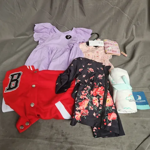 BOX OF APPROXIMATELY 30 ASSORTED KIDS CLOTHING ITEMS TO INCUDE - DRESS, PURSE, JACKET, ETC