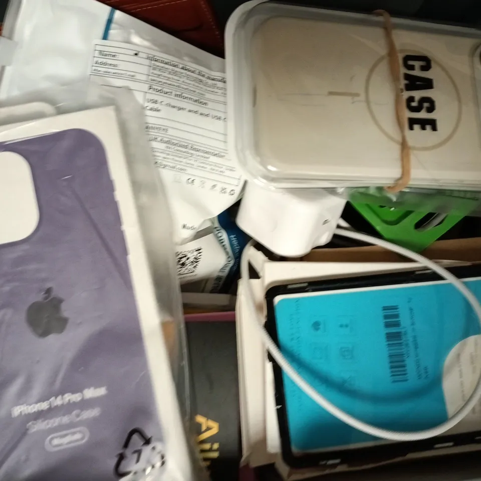 APPROXIMATELY 10 ASSORTED HOUSEHOLD ITEMS TO INCLUDE MAGNETIC PHONE HOLDER, POWER BANK, ETC