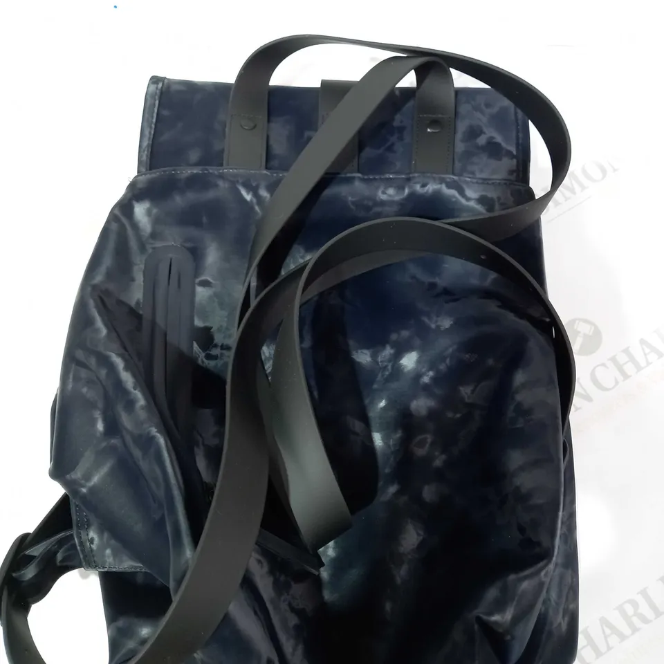 RAINS BUCKET BACKPACK - BLUE 