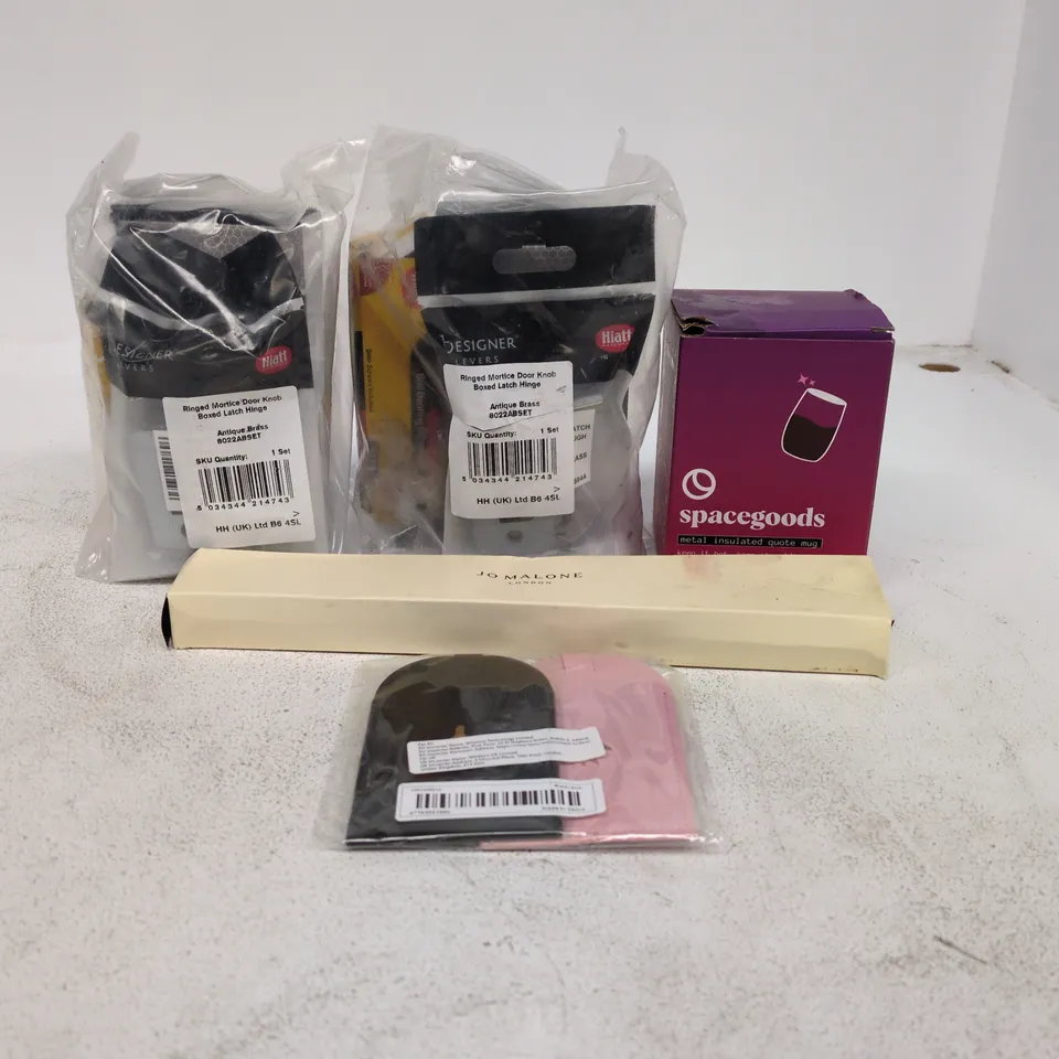TOTE OF APPROXIMATELY 12 ASSORTED ITEMS TO INCLUDE SPACEGOODS QUOTE MUG, JO MALONE DIFFUSER REEDS, RINGED MORTICE DOOR KNOB ETC