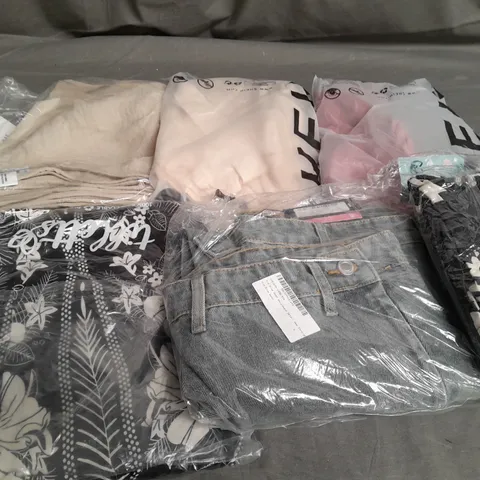 BOX OF APPROXIMATELY 25 ASSORTED CLOTHING ITEMS TO INCLUDE - T-SHIRT , DRESSES , JEANS , ETC