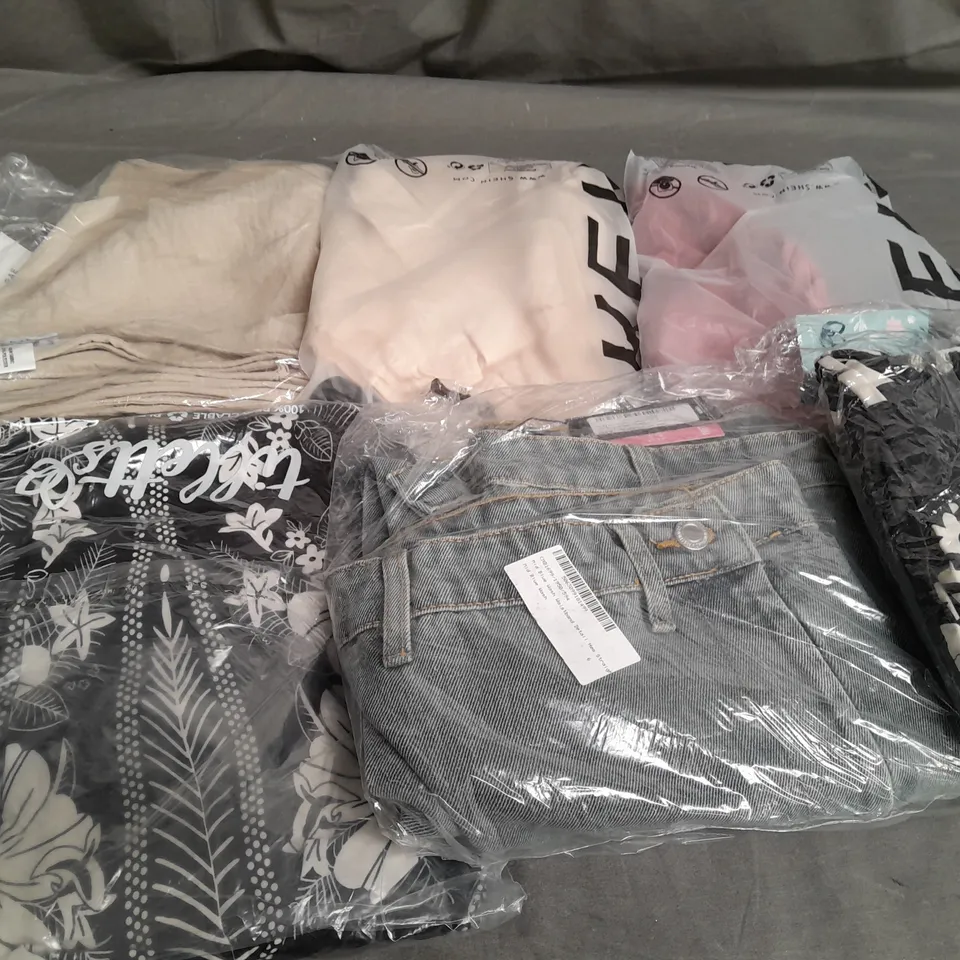 BOX OF APPROXIMATELY 25 ASSORTED CLOTHING ITEMS TO INCLUDE - T-SHIRT , DRESSES , JEANS , ETC 