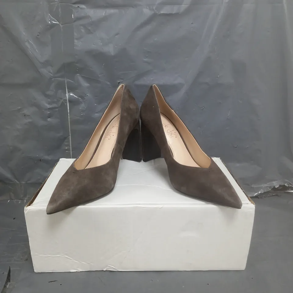 BED DE LISI HIGH HEELED COURT SHOES SUEDE CHOCOLATE SIZE 7