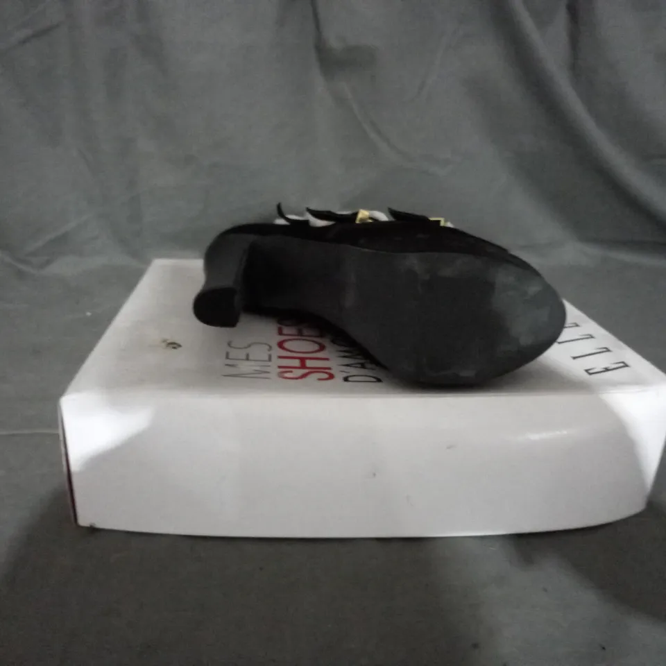 APPROXIMATELY 10 BOXED PAIR OF ELLE VIXEN HEELED PLATFORM OPEN TOE SHOES IN BLACK VARIOUS SIZES TO INCLUDE SIZE 6 