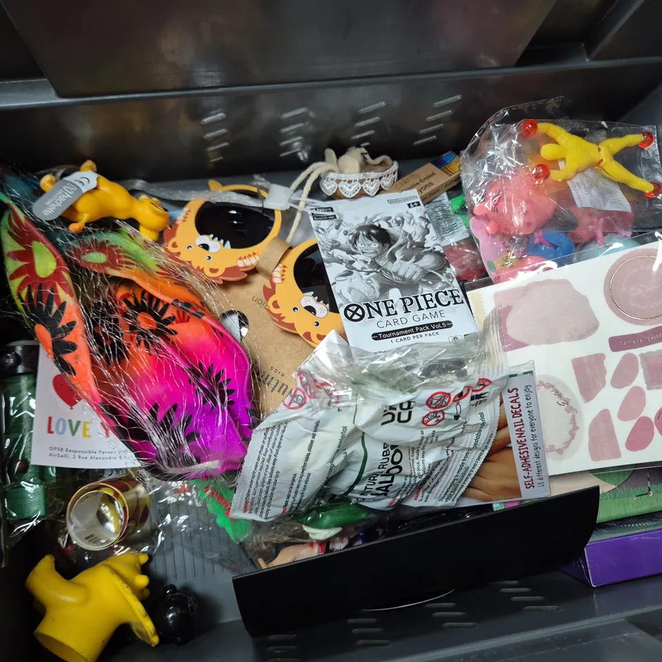 APPROXIMATELY 15 ASSORTED TOYS & GAMES TO INCLUDE UNO CARD GAME, PEPPA PIG & PEDRO PONY TOY, STICKER SHEET, ETC