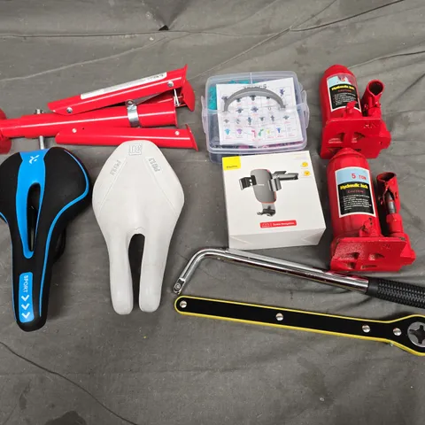 APPROXIMATELY 8 ASSORTED AUTO ITEMS TO INCLUDE HYDRAULIC JACK, PHONE HOLDER, AND BIKE SEAT ETC. - COLLECTION ONLY 