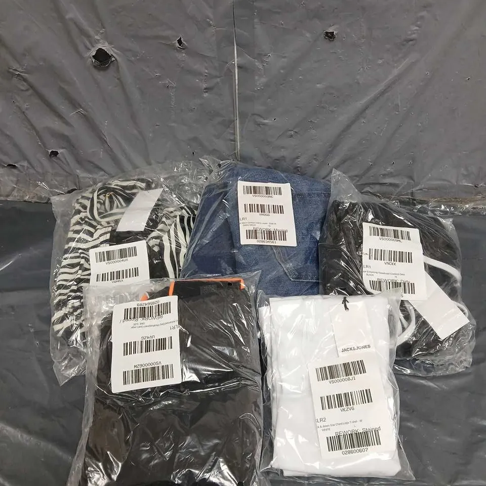 LOT OF 5 ASSORTED CLOTHING ITEMS TO INCLUDE - JACK & JONES STAR CHEST LOGO TSHIRT WHITE SIZE L - WAIST CONTOUR SKINNY JEANS DARK WASH SIZE 18 - DOG WEATHERPROOF COAT SIZE L - ETC