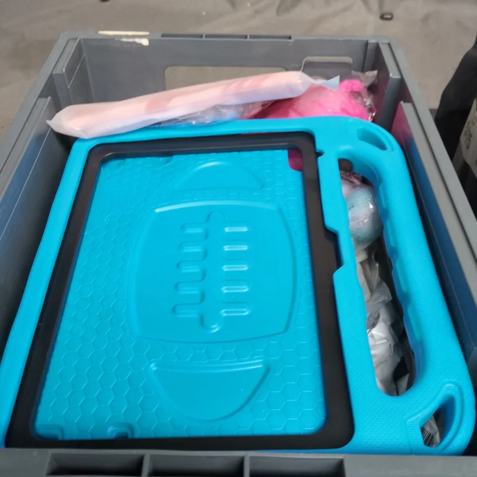 APPROXIMATELY 15 ASSORTED HOUSEHOLD ITEMS TO INCLUDE HOLE PUNCH, AQUARIAN ALGAE WAFERS AND SLIDERS