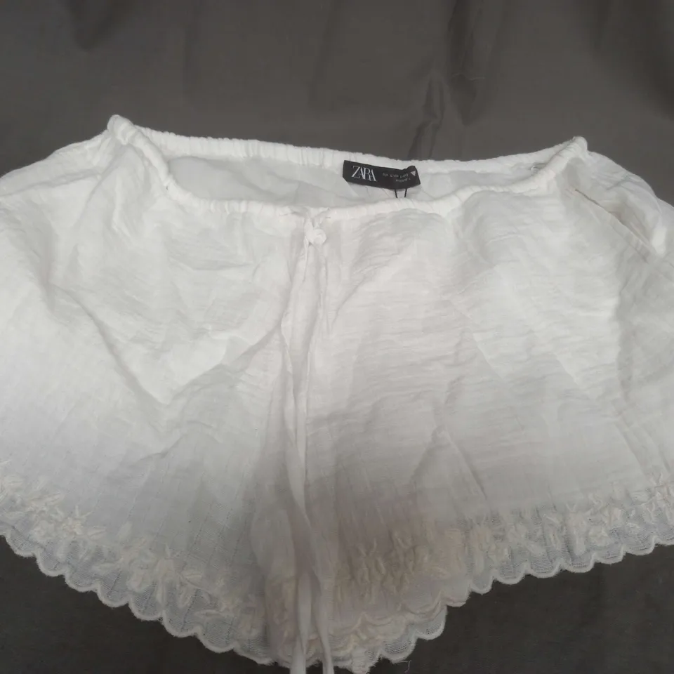 ZARA WHITE SHORTS - LARGE