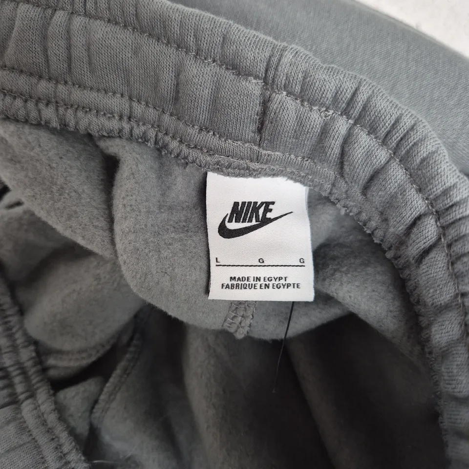 NIKE SWEATPANTS – GREY, STANDARD FIT, TAPER LEG, MEN'S (L)