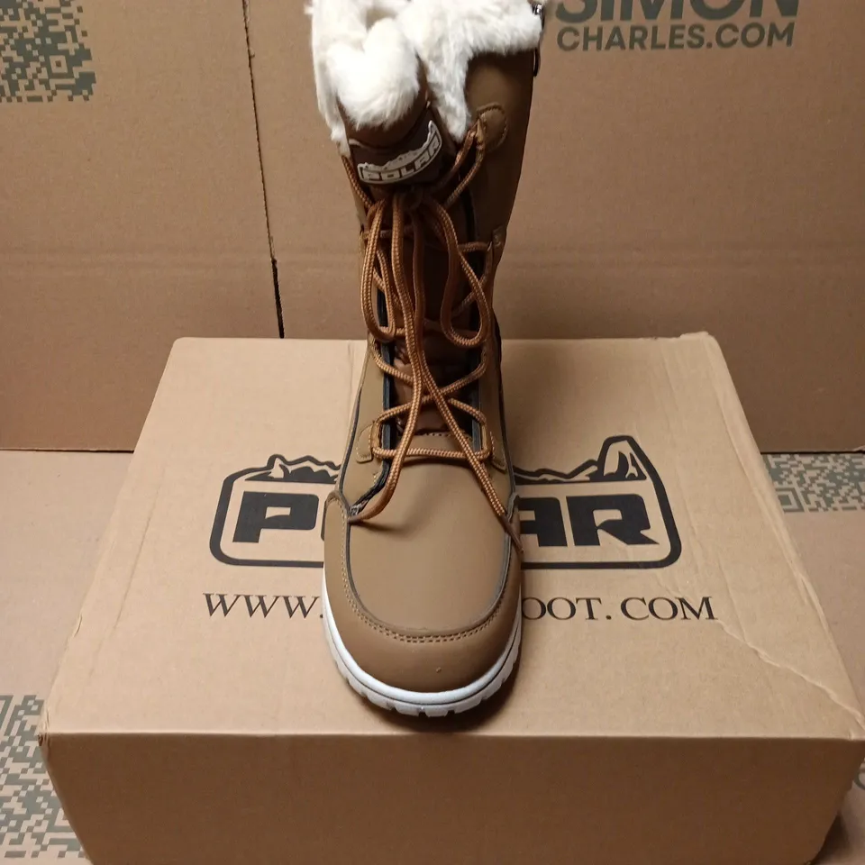 BOXED PAIR OF POLAR WOMENS QUILTED OUTDOOR BOOTS IN TAN - UK 8