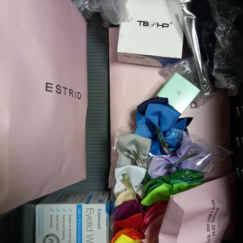 BOX OF APPROXIMATELY 20 ASSORTED HEALTH & BEAUTY PRODUCTS TO INCLUDE MANSCAPED THE SHEARS 2.0, EYE DOCTOR EYELID WIPES, ANTI SNORE DEVICES ETC 