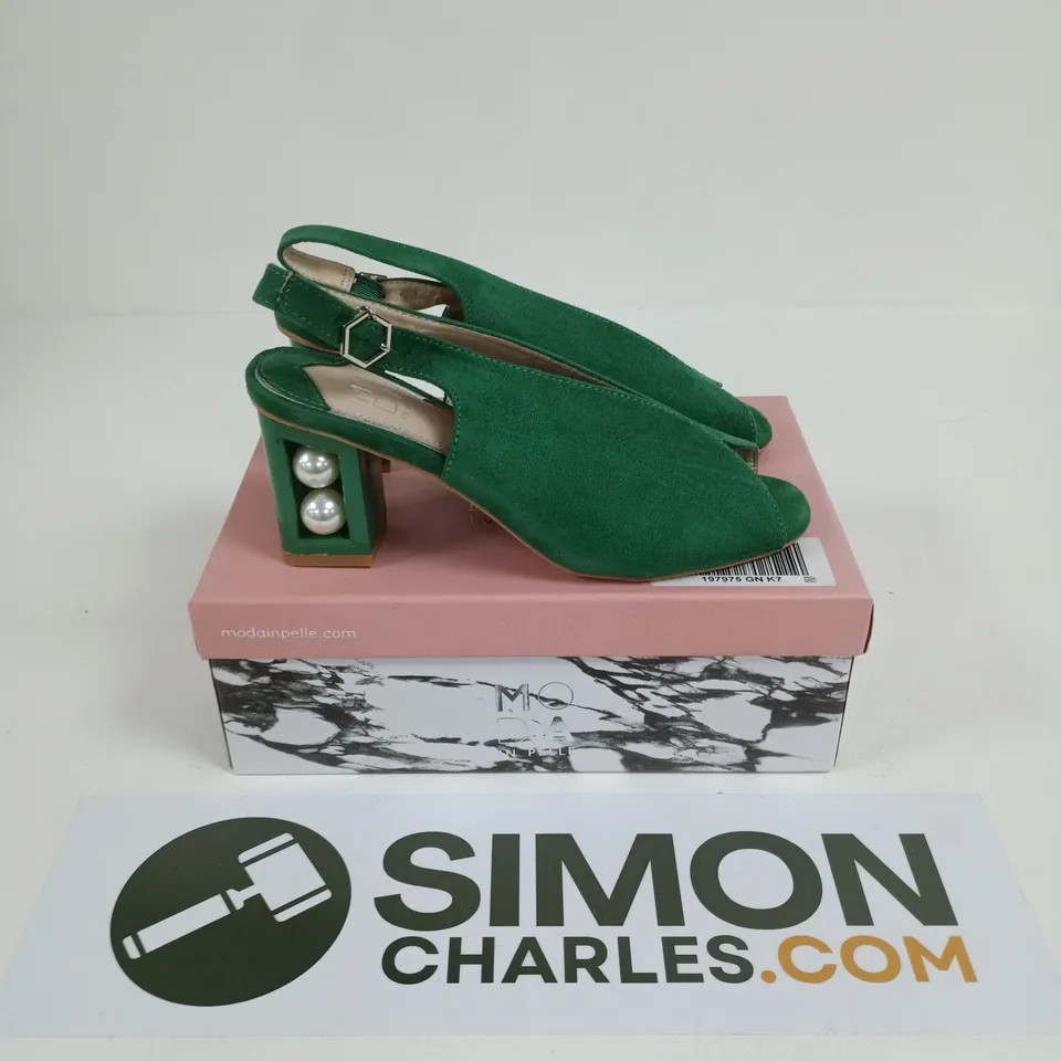 BOXED PAIR OF MODA IN PELLE PEARLEY PEARL ANNIVERSARY HEELED SANDAL IN GREEN - SIZE 39