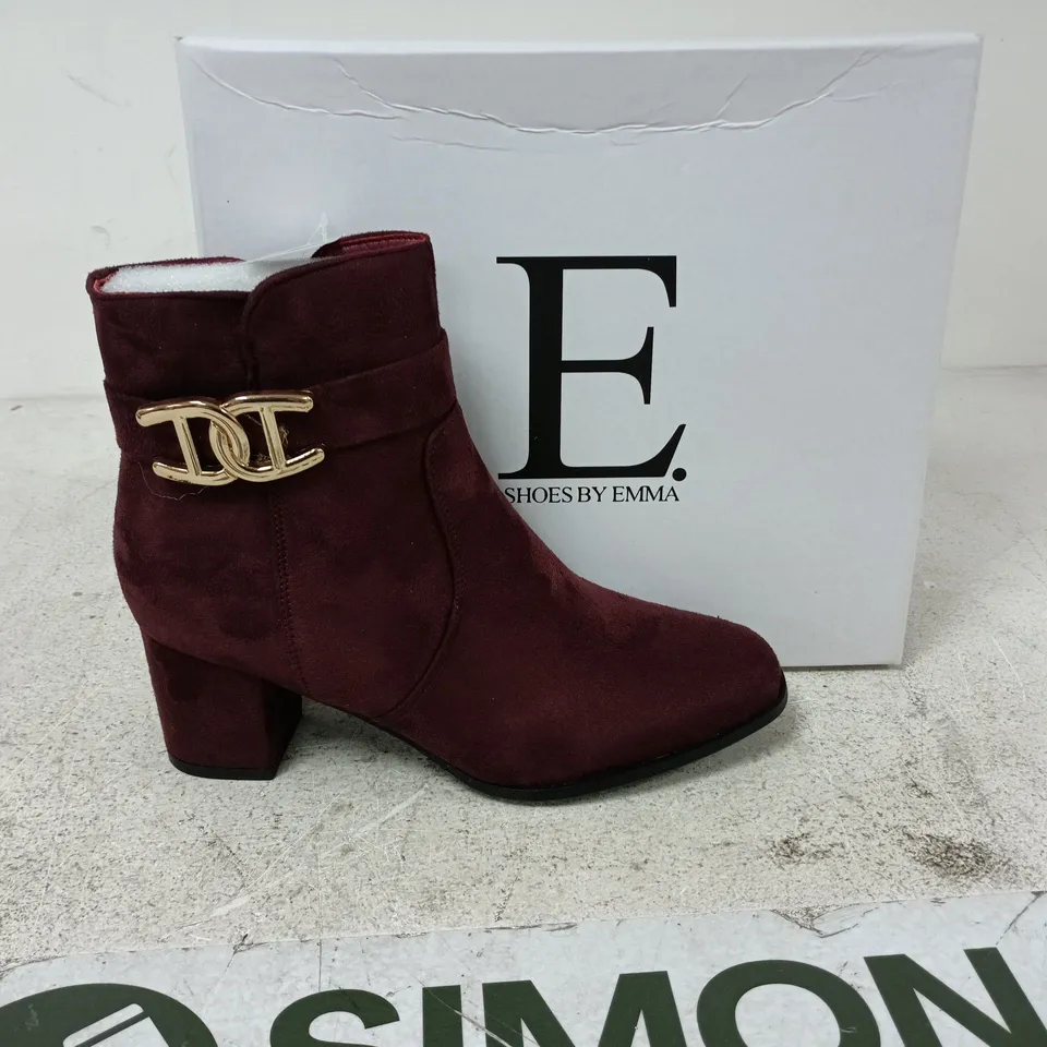 BOXED PAIR OF SHOES BY EMMA ZELDA BOOTS IN PLUM - UK 7